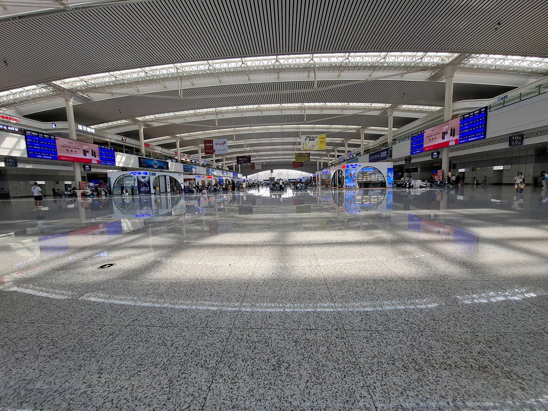 Große Halle im Bahnhof Dalian