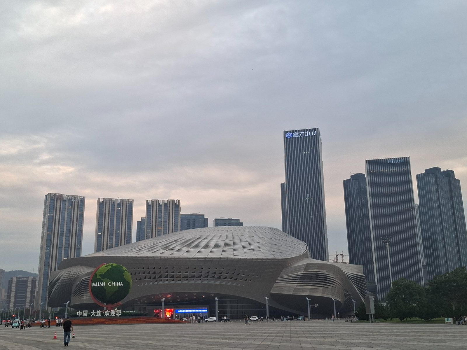 Dalian: moderne Stadt und Küste