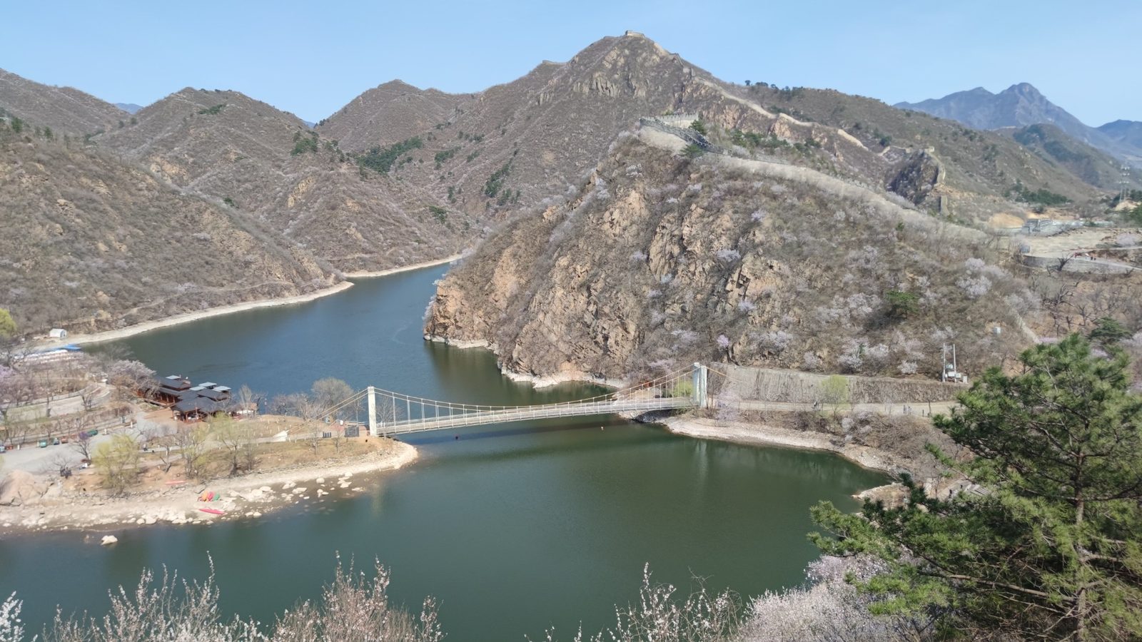 Great Water Wall mit See und Brücke