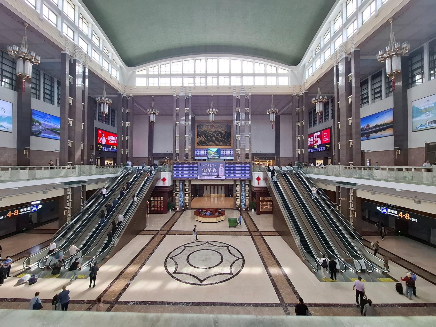 Innenhalle des Peking Hauptbahnhofs
