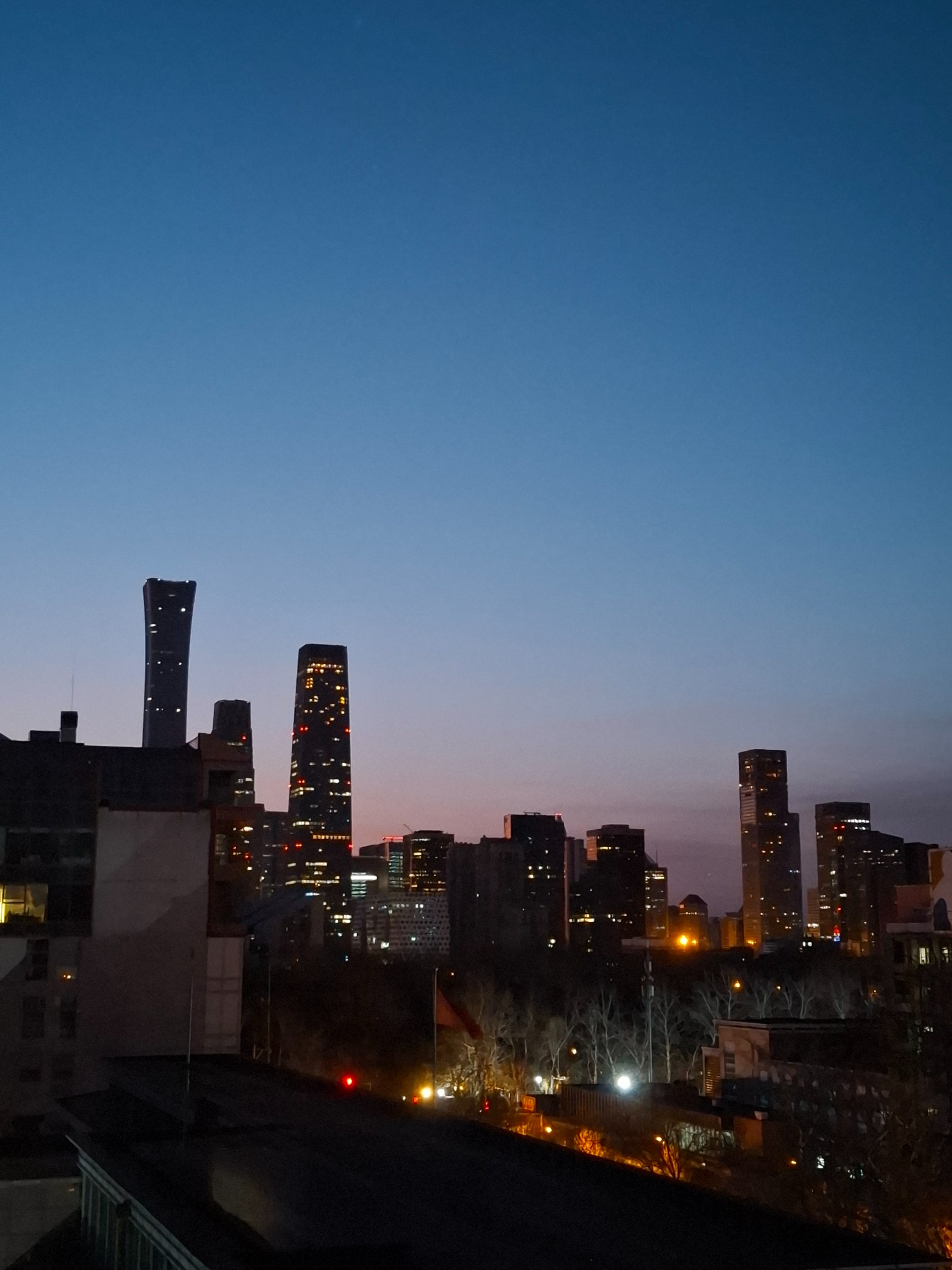 Morgengrauen in Peking mit Blick auf die Skyline